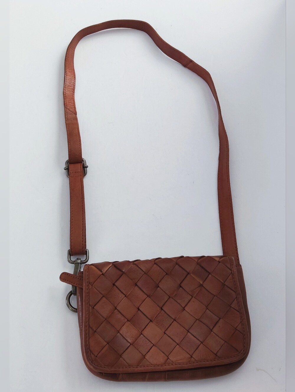 Vilenca Holland Woven LeathermaCrossbody Small Bag - Brown. Excellent Condition.
